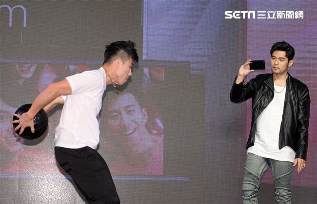 周杰倫出席手機發表現場秀球技並自拍分享全方位娛樂。（記者邱榮吉/攝影）