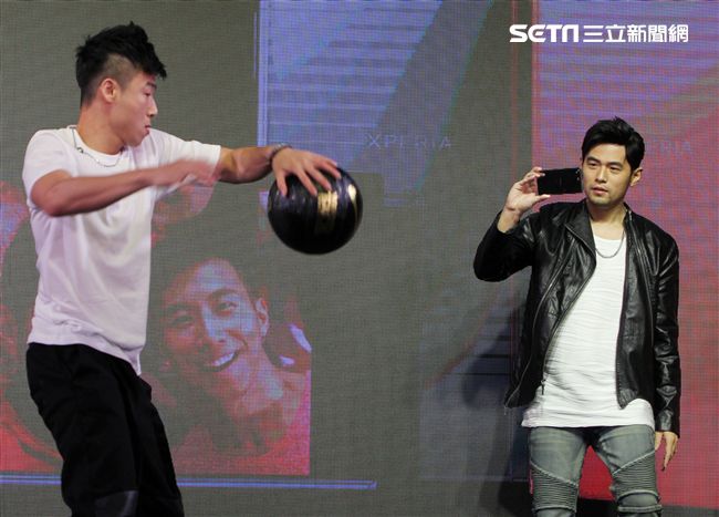 周杰倫出席手機發表現場秀球技並自拍分享全方位娛樂。（記者邱榮吉/攝影）