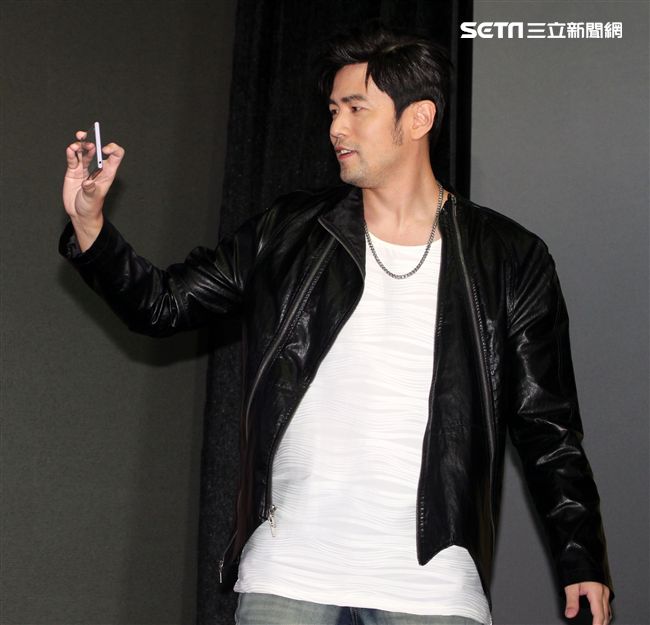 周杰倫出席手機發表現場秀球技並自拍分享全方位娛樂。（記者邱榮吉/攝影）