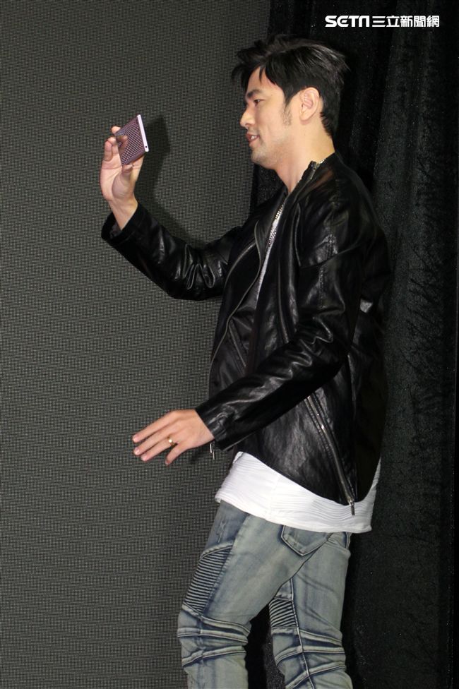 周杰倫出席手機發表現場秀球技並自拍分享全方位娛樂。（記者邱榮吉/攝影）