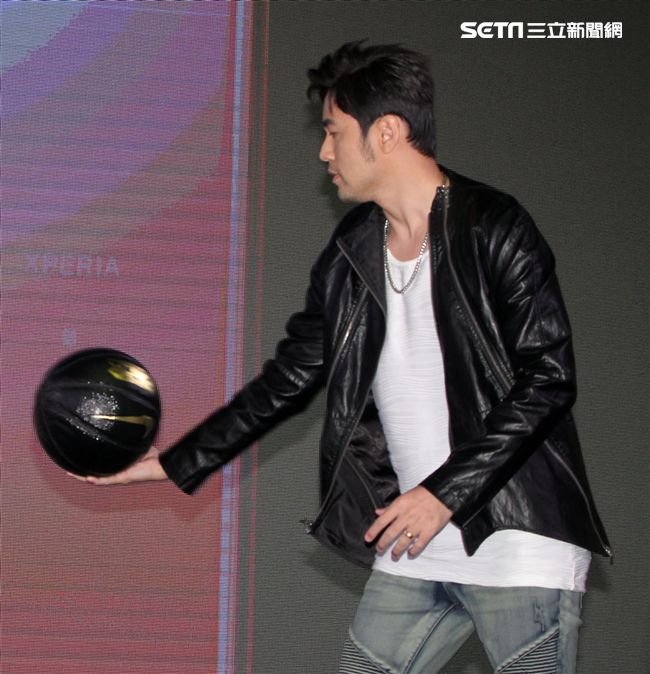 周杰倫出席手機發表現場秀球技並自拍分享全方位娛樂。（記者邱榮吉/攝影）