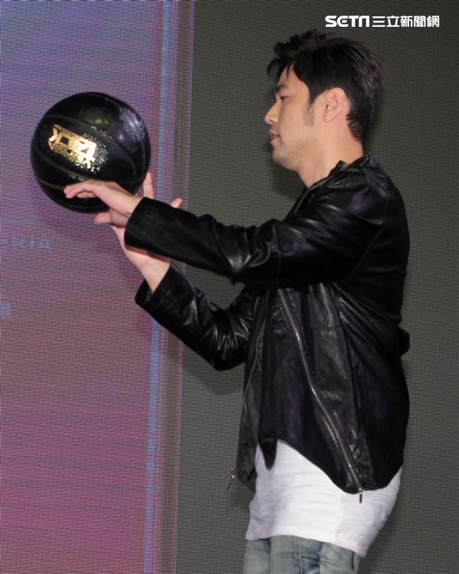 周杰倫出席手機發表現場秀球技並自拍分享全方位娛樂。（記者邱榮吉/攝影）