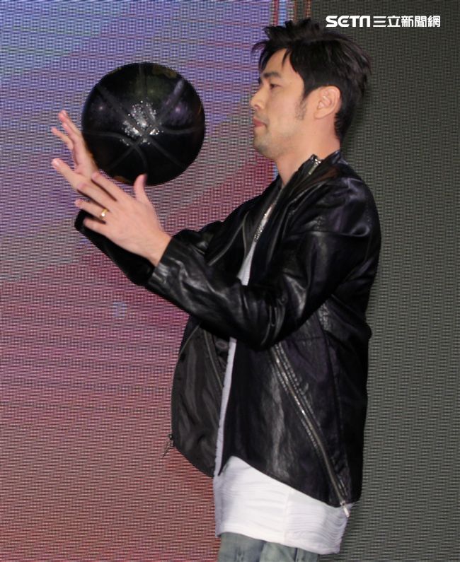 周杰倫出席手機發表現場秀球技並自拍分享全方位娛樂。（記者邱榮吉/攝影）