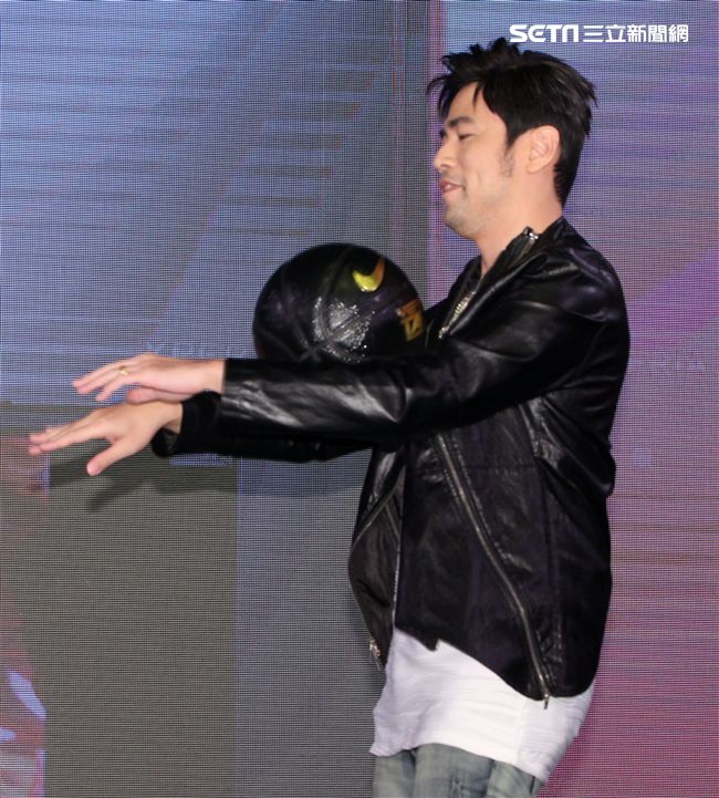 周杰倫出席手機發表現場秀球技並自拍分享全方位娛樂。（記者邱榮吉/攝影）