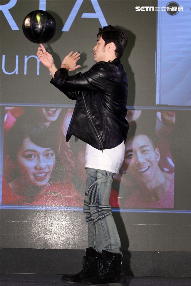 周杰倫出席手機發表現場秀球技並自拍分享全方位娛樂。（記者邱榮吉/攝影）