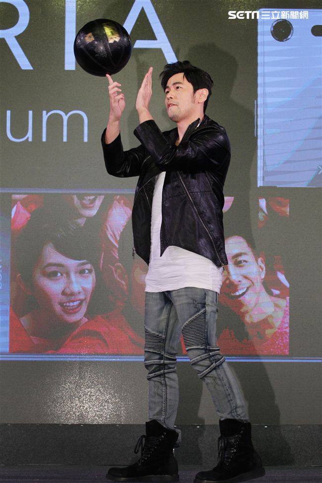 周杰倫出席手機發表現場秀球技並自拍分享全方位娛樂。（記者邱榮吉/攝影）