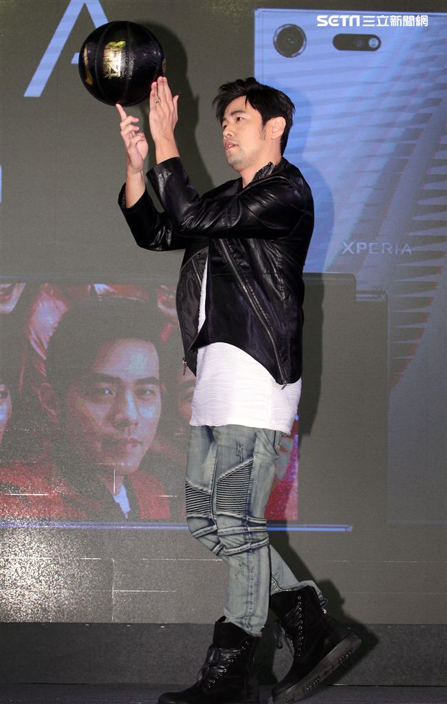 周杰倫出席手機發表現場秀球技並自拍分享全方位娛樂。（記者邱榮吉/攝影）