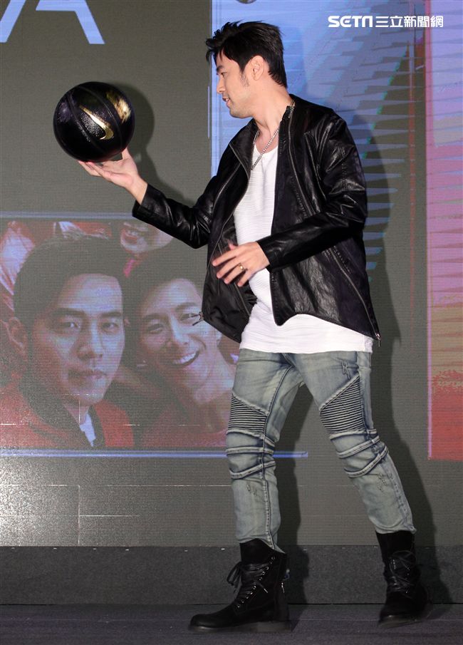 周杰倫出席手機發表現場秀球技並自拍分享全方位娛樂。（記者邱榮吉/攝影）