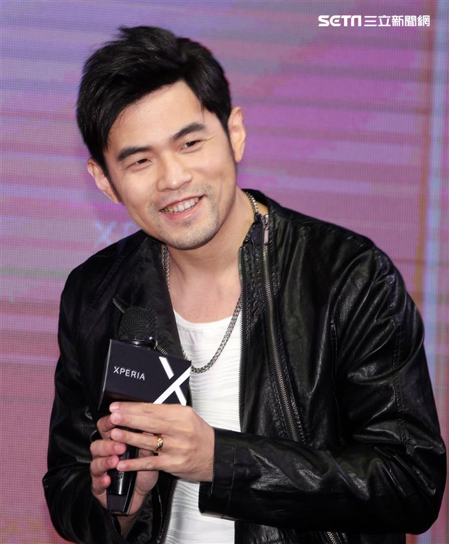 周杰倫出席手機發表現場秀球技並自拍分享全方位娛樂。（記者邱榮吉/攝影）