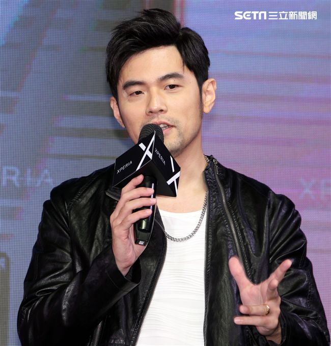 周杰倫出席手機發表現場秀球技並自拍分享全方位娛樂。（記者邱榮吉/攝影）