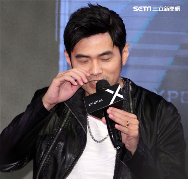 周杰倫出席手機發表現場秀球技並自拍分享全方位娛樂。（記者邱榮吉/攝影）