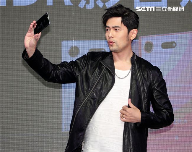 周杰倫出席手機發表現場秀球技並自拍分享全方位娛樂。（記者邱榮吉/攝影）
