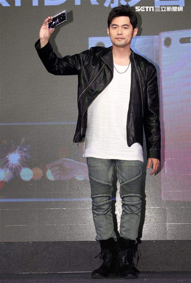 周杰倫出席手機發表現場秀球技並自拍分享全方位娛樂。（記者邱榮吉/攝影）