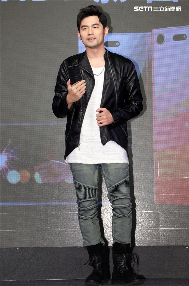 周杰倫出席手機發表現場秀球技並自拍分享全方位娛樂。（記者邱榮吉/攝影）