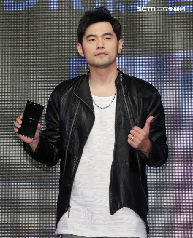 周杰倫出席手機發表現場秀球技並自拍分享全方位娛樂。（記者邱榮吉/攝影）