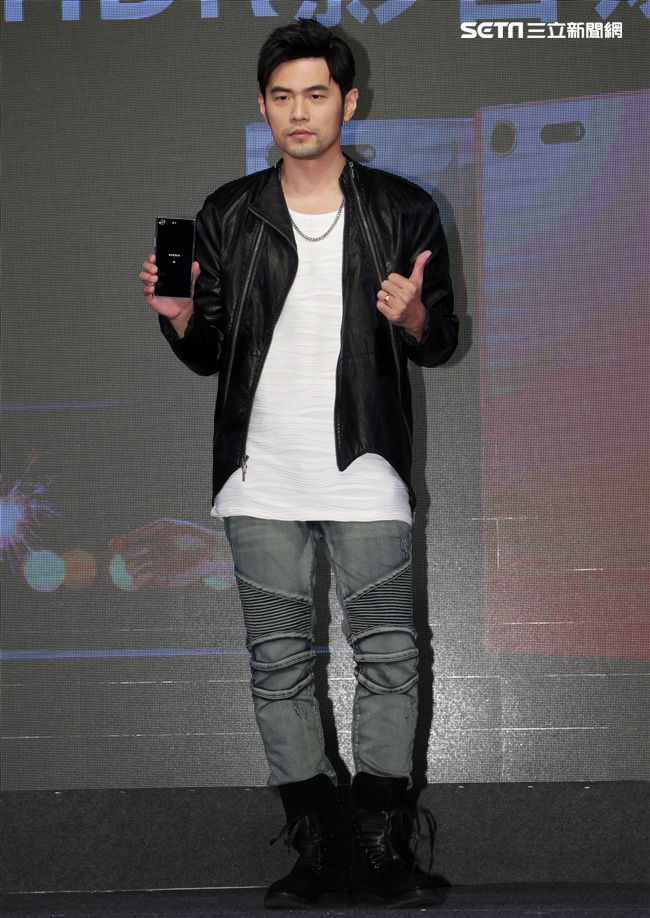 周杰倫出席手機發表現場秀球技並自拍分享全方位娛樂。（記者邱榮吉/攝影）