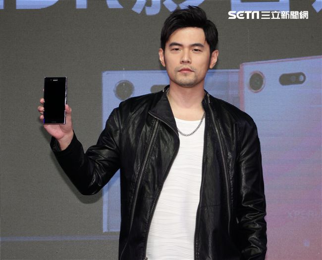 周杰倫出席手機發表現場秀球技並自拍分享全方位娛樂。（記者邱榮吉/攝影）