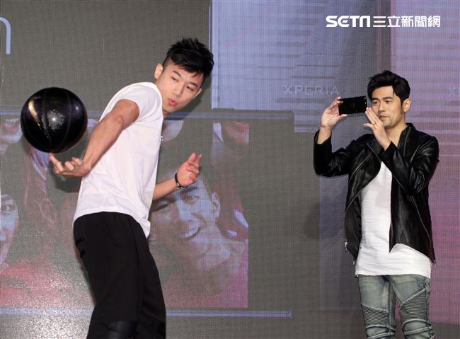 周杰倫出席手機發表現場秀球技並自拍分享全方位娛樂。（記者邱榮吉/攝影）