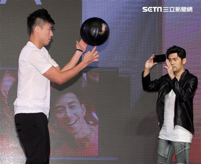 周杰倫出席手機發表現場秀球技並自拍分享全方位娛樂。（記者邱榮吉/攝影）