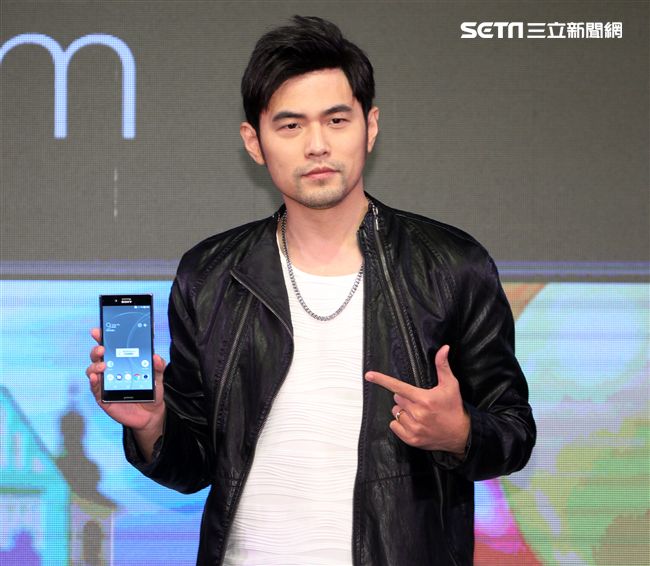 周杰倫出席手機發表現場秀球技並自拍分享全方位娛樂。（記者邱榮吉/攝影）