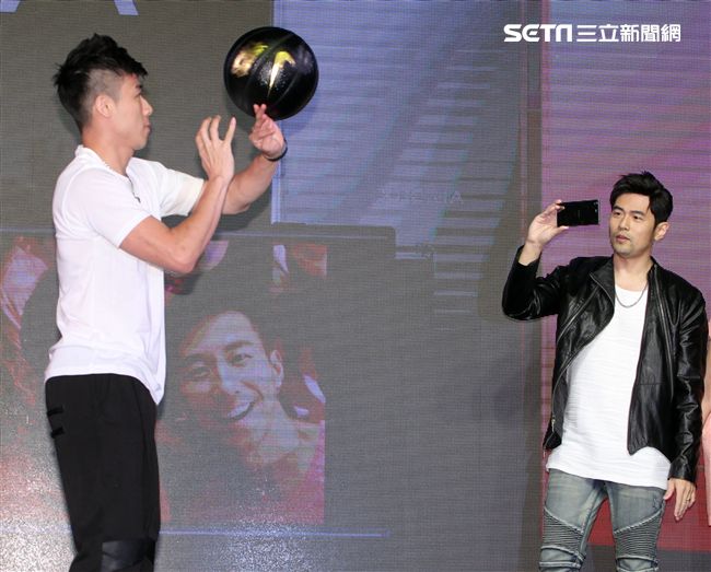 周杰倫出席手機發表現場秀球技並自拍分享全方位娛樂。（記者邱榮吉/攝影）