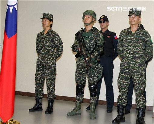 國防部發表海軍陸戰隊數位虎斑迷彩野戰服及憲兵勤務服裝。（記者邱榮吉/攝影）