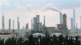 新新聞1576期,六輕煙囪所排放的白煙，常被外界跟空氣污染畫上等號。本刊資料