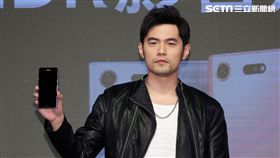 周杰倫出席手機發表現場秀球技並自拍分享全方位娛樂。（記者邱榮吉/攝影）