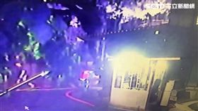 蘇男想換新機車遭父親拒絕後，他竟持板手砸爛剛買半年的機車，再拿打火機點燃機車，還波及路旁的7輛機車（翻攝畫面）