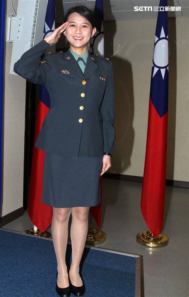 楊媛鈞中尉是國防部政戰局二處文宣心戰處正妹。（記者邱榮吉/攝影）