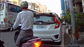 待轉,機車,停車格,三寶,馬路
圖／翻攝自臉書爆廢公社三館社團