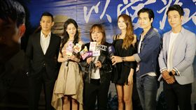 青春純愛國片《以愛為名》19日即將在台上映。今天召開電影首映會，真摯動人的題材，讓觀眾反應熱烈，大讚男女主角黃愷傑和王奕瑾今年最高顏值CP，成為最受歡迎螢幕小鮮肉、小鮮花新組合。導演王毓雅現場邀請了眾明星観影，包括同片演員GINO宇騰、錢柏渝、卞慶華亮相，另外圈內好友包括樓學賢、王瞳、林韋君、兵家綺等也都一起到埸為電影宣傳造勢，現場星光熠熠，氣氛歡樂。