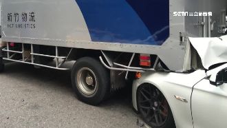 超車撞違停　BMW車頭卡貨車屁股