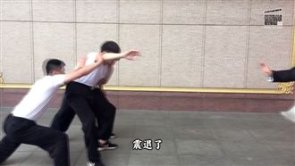 達爾大師秀鱉派氣功　手一揮秒震退人