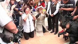 豬哥亮兒跪地求神原諒　債幫你還清了