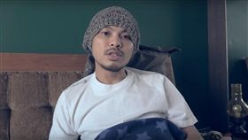 黃明志表示收到金曲入圍的通知開心萬分，卻是透過影片躺在病床表達感謝。（圖／翻攝自黃明志粉絲團）