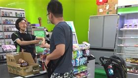 全家女店員揹小孩結帳　網友「感心」靠北(圖/翻攝爆廢公社)
