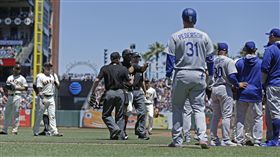 Johnny Cueto對Yasmani Grandal投出頭部近身球引發雙方清板凳（ＡＰ）