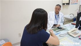 醫師楊自強表示，長期吃避孕藥，如果突然發生劇烈頭痛、嘔吐等情形，要儘速就醫，減少傷害的發生。（圖與新聞當事人無關／童綜合醫院提供）