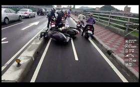 前車發生碰撞，後車煞車不及，發生追撞車禍。（圖／翻攝我是永和人）
