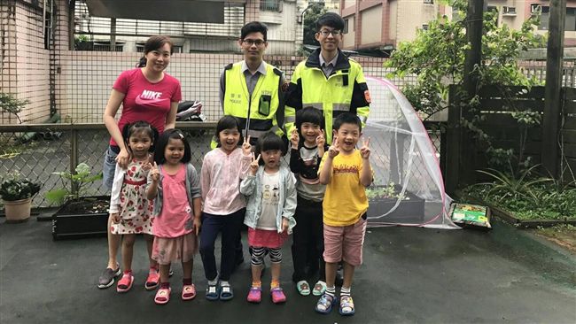 警察叔叔幫種菜　熱心守護開心農場