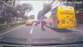 機車騎士煞不住，撞上前車。