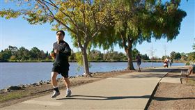 慢跑、跑步-flickr-Don DeBold-https://www.flickr.com/photos/ddebold/8263372098/