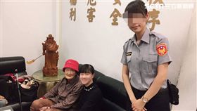失智曾婦坐在環河南路2段的人行道上，店家老闆發現後報警，陳姓女警獲報後前往處理，並順利找到孫女前來接人（翻攝畫面）