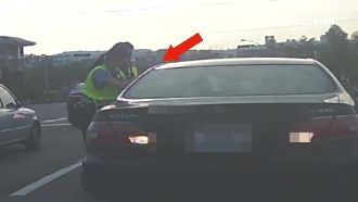 酒駕趴睡方向盤　男子遭盤查開車撞警