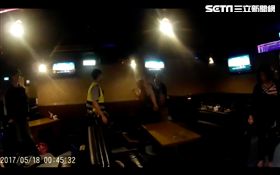 朋友唱歌沒人幫他鼓掌，狂男怒翻隔桌還打警察。（圖／翻攝畫面）
