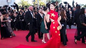 中國大陸,網紅,徐大寶,坎城影展,禮服,國旗,五星旗(微博 http://s.weibo.com/weibo/%E5%9C%8B%E6%97%97)