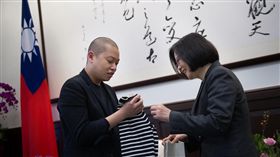 總統蔡英文接見吳季剛及家人。（總統府提供）