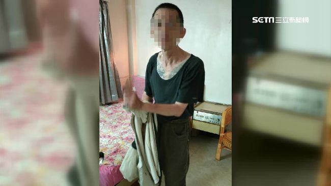 阿伯蹲路旁突竄出　手持棍棒攻擊路人