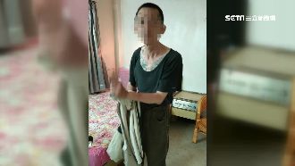 阿伯蹲路旁突竄出　手持棍棒攻擊路人